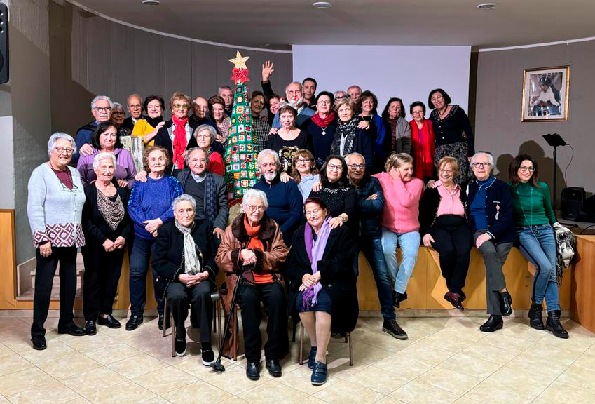 Foto di gruppo del Centro Anziani "Il Roseto" Foto di gruppo del Centro Anziani "Il Roseto"