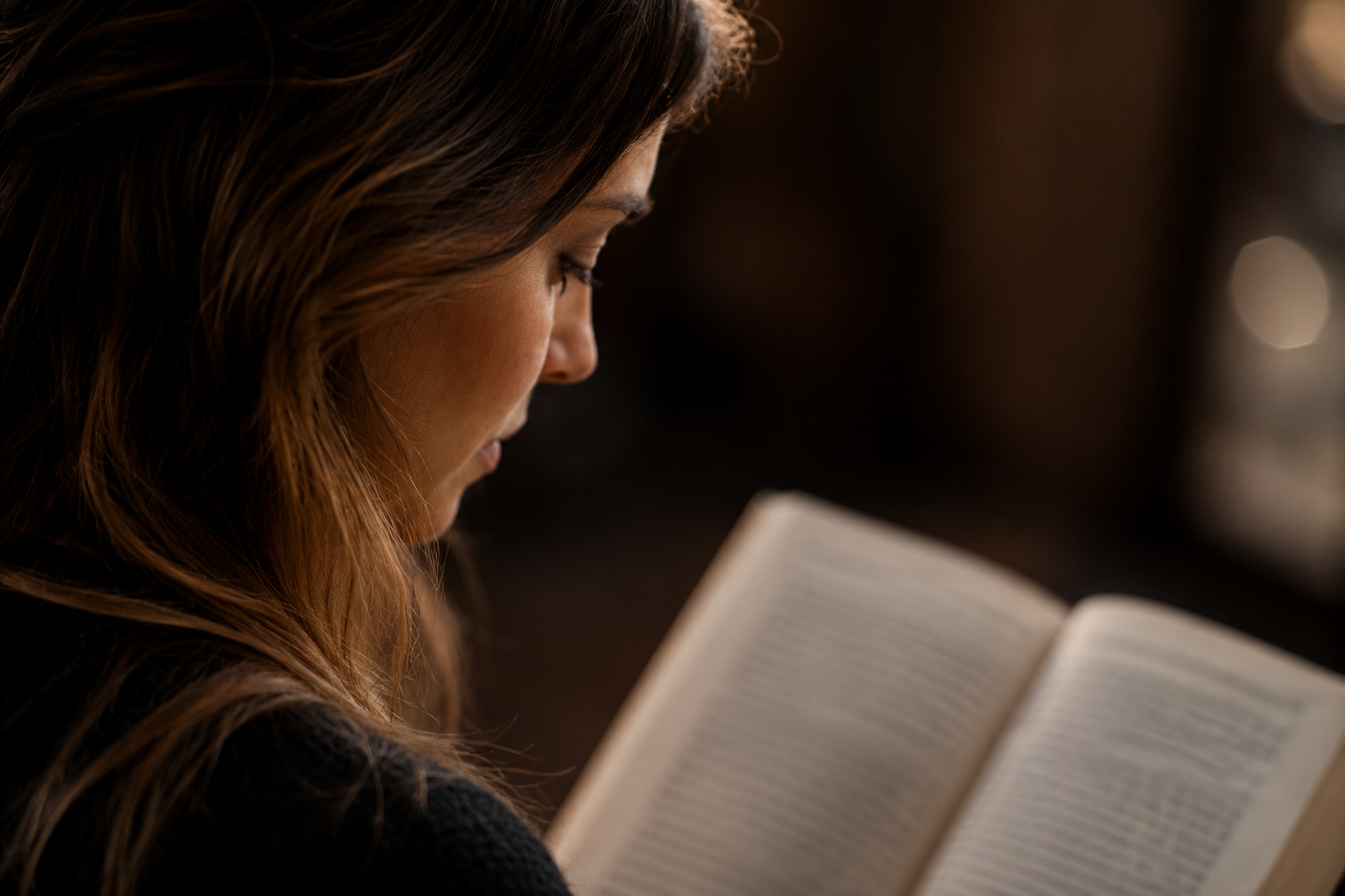 Donna che legge un testo sacro (immagine generata da IA)